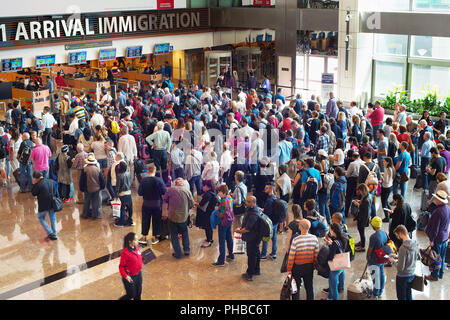 Coda in aeroporto immigrazione Foto Stock