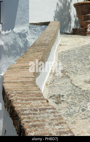 Il piccolo e affascinante villaggio di Frigiliana, Spagna, Andalusia. Una vista dettagliata di un tipico vicolo stretto nel vecchio quartiere moresco. Foto Stock