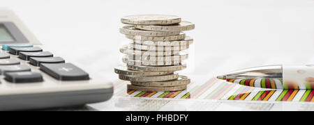 Impilati monete in euro con dati e grafico del mercato dei cambi Foto Stock