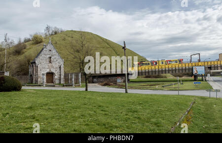 Saint-Ghislain cappella e la linea del tram in Dampremy, una sezione della città belga di Charleroi, lunedì 2 aprile 2018 di Charleroi Belgio Foto Stock