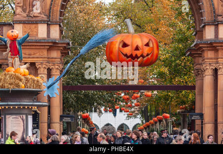 La folla in entrata con un jack-o-lantern Halloween nel parco divertimenti Giardini di Tivoli e piacere giardino, Copenhagen, Danimarca Foto Stock