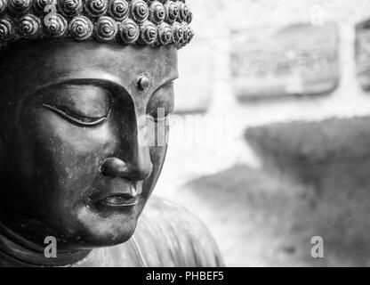 Meditando il giapponese statua del Buddha Foto Stock