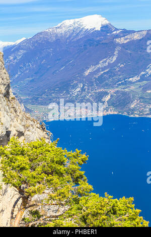 Villaggio di Torbole da Cima Larici, Pregasina, Riva del Garda sul Lago di Garda, provincia di Trento, Trentino Alto Adige, laghi italiani, l'Italia, Europa Foto Stock