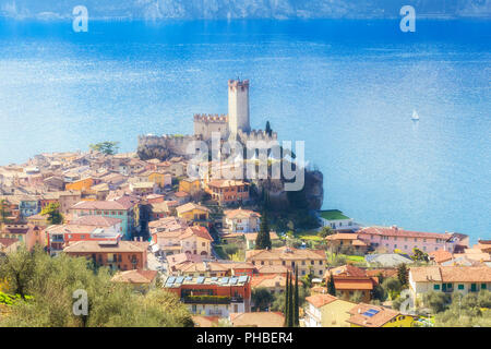 Villaggio dal di sopra, Malcesine, Lago di Garda, provincia di Verona, regione Veneto, laghi italiani, l'Italia, Europa Foto Stock