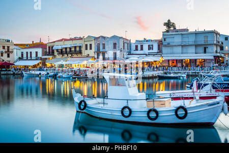 Il vecchio porto veneziano, taverne sul mare al tramonto, Rethymno (Rethymnon), Creta, Isole Greche, Grecia, Europa Foto Stock