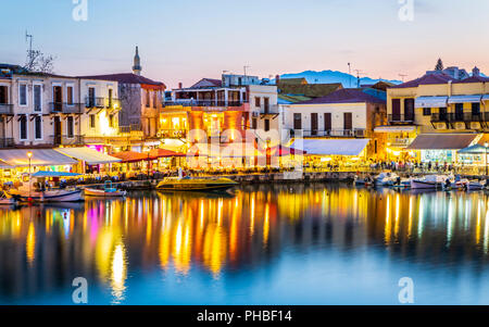 Il vecchio porto veneziano, taverne sul mare al tramonto, Rethymno (Rethymnon), Creta, Isole Greche, Grecia, Europa Foto Stock