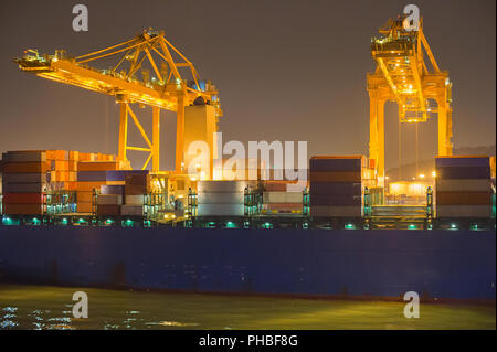 Porto industriale di notte Foto Stock