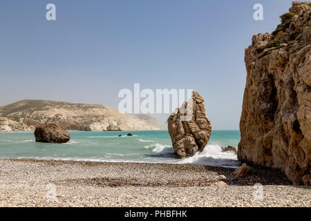 Roccia di Afrodite (Petra tou Romiou) sea stack nella Cipro del sud tra Paphos e Limassol, Cipro, Mediterraneo, Europa Foto Stock