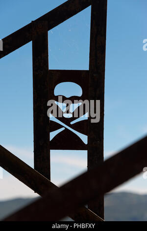 Cranio e crossbones segno di avvertimento Foto Stock