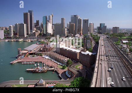 Centrale di Sydney a partire da una delle torri del sud dell'Harbour Bridge, mostrando Cahill Expressway, Bradfield autostrada, Campbells Cove, rocce, Sydney Cove, Circular Quay e il grattacielo di central business district: Sydney, NSW, Australia Foto Stock