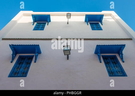 Bella blu ornamentali di windows su una parete bianca, Yasmine Hammamet, Tunisia Foto Stock