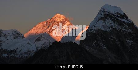 Luminosa accesa Mount Everest Foto Stock