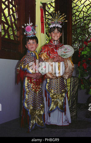 Due bambini vestiti fino in cinese tradizionale costume, giardino Cinese di amicizia, di Darling Harbour, Sydney, NSW, Australia. Modello rilasciato Foto Stock