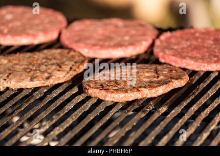 Hamburger per la cottura sulla griglia Foto Stock