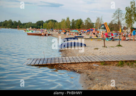 Lago spiaggia con aria materassi. Un bel paesaggio del lago di vacanza. Foto di viaggio serie. Foto Stock