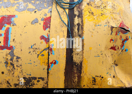 Molte volte un vecchio ridipinte cilindretto metallico per lo stoccaggio di liquidi, primo piano Foto Stock