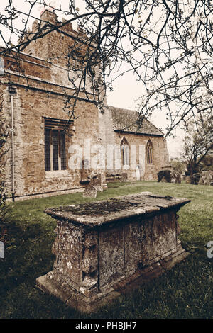 San Etheldreda la Chiesa Horley, Oxfordshire, scuro in stile Helloween in Inghilterra, Regno Unito Foto Stock