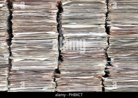 Piegate il vecchio vestito di stracci le banconote in un appartamento grande torre, primo piano Foto Stock