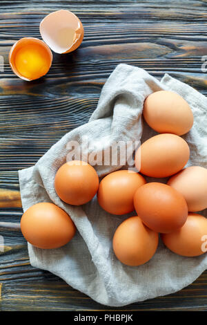 Pollo fresco Uova marrone su un asciugamano di lino. Foto Stock