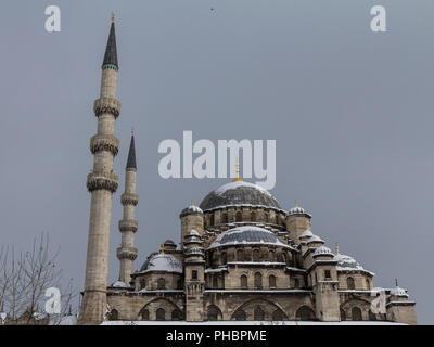 La moschea di Eminonu, noto anche come nuova moschea, o Yeni Cami, ad Istanbul in Turchia, coperto di neve durante un pomeriggio d'inverno. Si tratta di uno dei principali ottoman Foto Stock