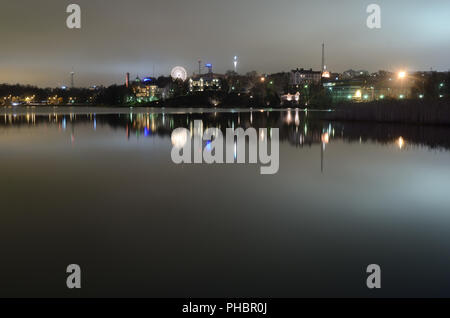 Notte di Helsinki, il riflesso nell'acqua, Finlandia Foto Stock