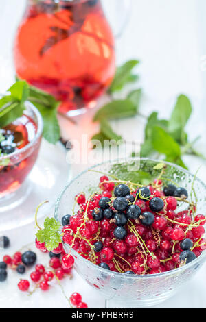 Rosso fresco e ribes in vaso di vetro Foto Stock