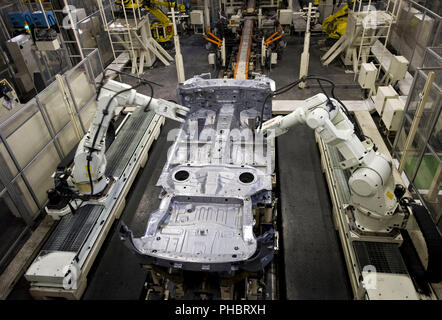 Il lavoro dei robot su un veicolo a motore Nissan Co.s impianto di assemblaggio in Tochigi, Giappone giovedì 12 nov. 2009. Fotografo: Robert Gilhooly Foto Stock