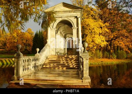 In autunno la mattina e il ponte siberiano Foto Stock