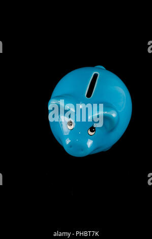 Blue salvadanaio o casella di denaro isolato Foto Stock