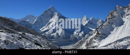 Il monte Ama Dablam e altre montagne coperte di neve Foto Stock