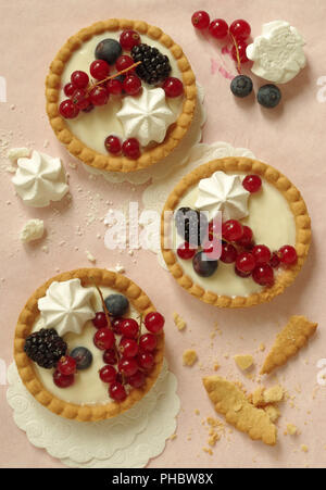 Piccolo tartlet con panna alla vaniglia Bacche e meringa Foto Stock