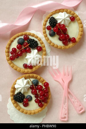 Piccolo tartlet con panna alla vaniglia Bacche e meringa Foto Stock