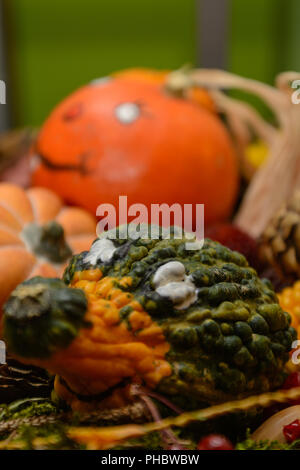 Zucche colorato come decorazione d'autunno - i volti Foto Stock