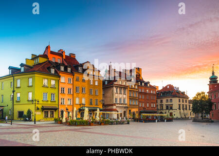 Edifici in Plac Zamkowy (Piazza del Castello) all'alba, Città Vecchia, Varsavia, Polonia, Europa Foto Stock