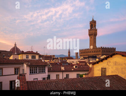 Cercando sui tetti del centro storico di Firenze a Palazzo Vecchio al tramonto, Firenze, Sito Patrimonio Mondiale dell'UNESCO, Toscana, Italia Foto Stock