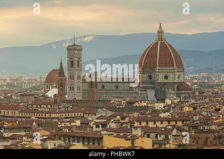 Cercando su Firenze per i punti di riferimento di Santa Maria del Fiore, il Campanile e il Battistero, UNESCO, monti Appennini al di là, Firenze, Toscana, Italia Foto Stock