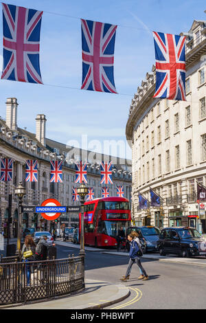 Unione bandiere in Regent Street, London, W1, England, Regno Unito, Europa Foto Stock