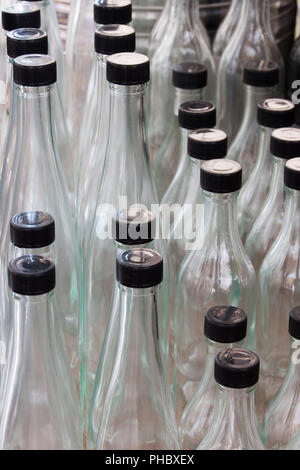 Le bottiglie di plastica per la vendita al mercato Foto Stock