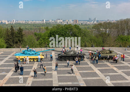 I veicoli militari utilizzati nella guerra di Donbass esposti, Rodina Mat, Kiev, Ucraina, Europa Foto Stock