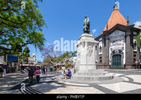 Vista della statua di Joao Goncalves Zarco e Banco de Portugal, Funchal, Madeira, Portogallo, Atlantico, Europa Foto Stock