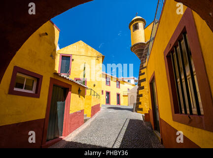 Vista del cortile fortezza attraverso archway, Funchal, Madeira, Portogallo, Atlantico, Europa Foto Stock