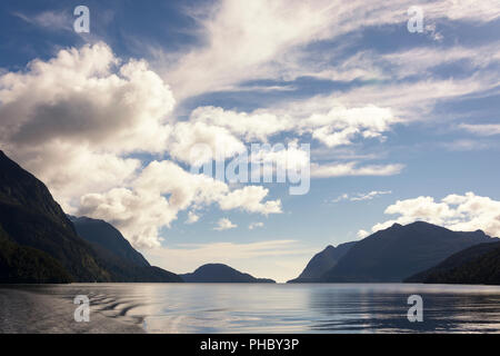 Bellissima vista sul paesaggio panoramico di Doubtful Sound, Fiordland, Nuova Zelanda. Ruvida e selvatica parte della costa occidentale dell'Isola del Sud Foto Stock