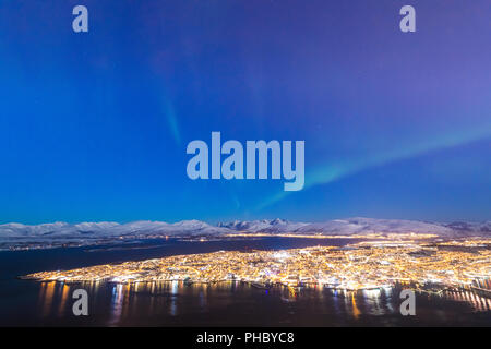 Luci del nord (Aurora boreale) sulla città di Troms visto da Fjellheisen, Troms County, Norvegia, Scandinavia, Europa Foto Stock
