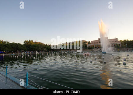 Foto di Parco Kohenski a Mashhad città nella Repubblica Islamica dell Iran, ha diversi laghi e due montagne e giungla di alberi. Foto Stock