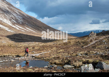 Escursionismo nelle Highlands scozzesi in Torridon lungo il Cape Wrath sentiero verso Loch Coire Mhic Fhearchair, Highlands, Scotland, Regno Unito Foto Stock