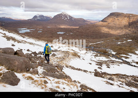 Escursionismo nelle Highlands scozzesi in Torridon lungo il Cape Wrath sentiero vicino al Loch Coire Mhic Fhearchair, Highlands, Scotland, Regno Unito, Europa Foto Stock