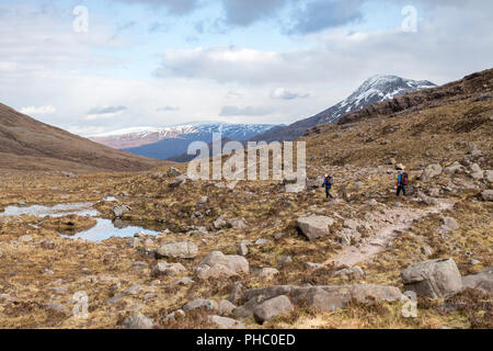 Escursionismo nelle Highlands scozzesi in Torridon lungo il Cape Wrath sentiero verso Loch Coire Mhic Fhearchair, Highlands, Scotland, Regno Unito Foto Stock