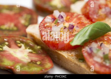 Paese di pane nero con zebra pomodoro e olio di oliva Foto Stock