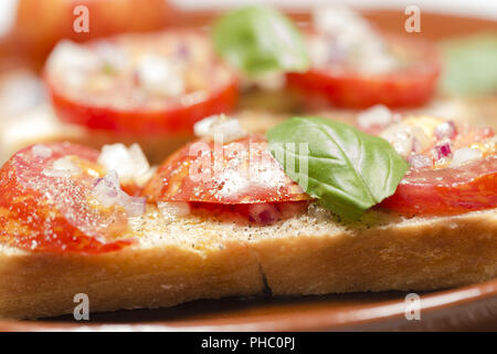 Paese di pane nero con zebra pomodoro e olio di oliva Foto Stock