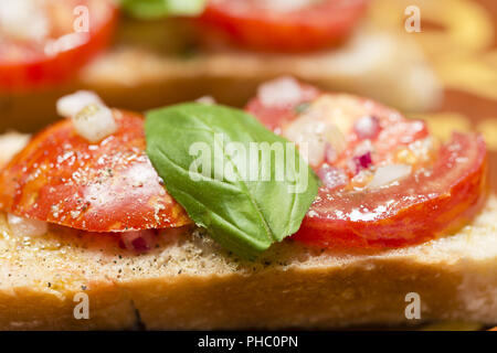 Paese di pane nero con zebra pomodoro e olio di oliva Foto Stock